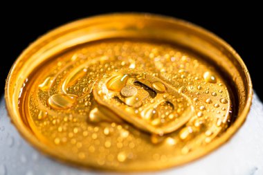 Yoğunlaştırılmış su damlacıklarıyla izole edilmiş bira kutusunun tepesi..