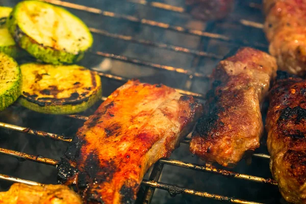 Grigliate Involtini Carne Chiamati Mici Mititei Con Verdure Sul Barbecue — Foto Stock