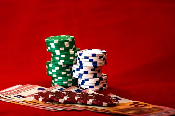 Tumpukan Chip Poker Dengan Uang Latar Belakang Merah Mata Uang — Stok Foto