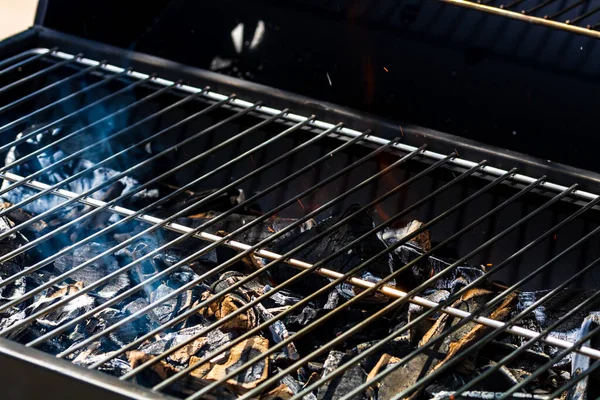 熱々の炭のブリケットとメンバーと輝くと火照りの熱いオープン火災とバーベキューグリルピット — ストック写真