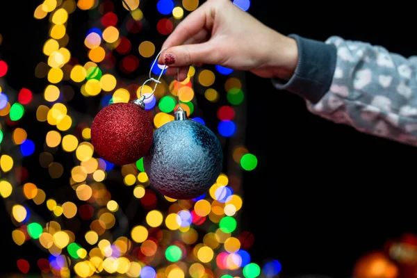 Las Manos Mujer Sostienen Decoración Navidad Fondo Navidad Año Nuevo — Foto de Stock