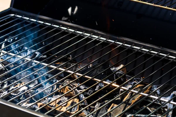 Grades Churrasco Com Fogo Quente Brilhante Flamejante Com Chama Vermelha — Fotografia de Stock