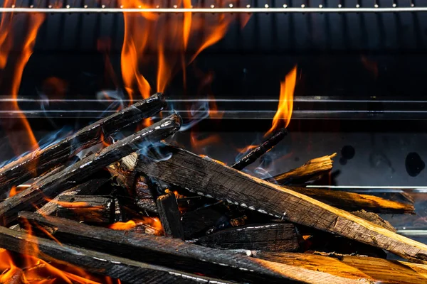 Barbacoa Parrilla Con Fuego Abierto Caliente Brillante Llameante Con Llama — Foto de Stock