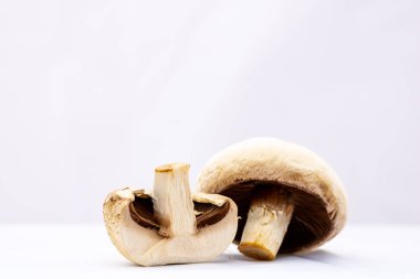 Taze şampiyonlar, şampiyon mantarlar, yakın plan, izole edilmiş.