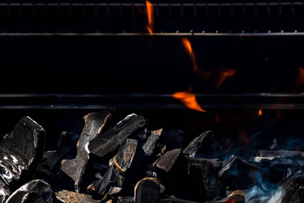 Barbacoa Parrilla Con Fuego Abierto Caliente Brillante Llameante Con Llama — Foto de Stock