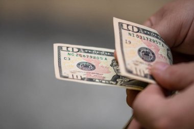 USD banknotlarının detaylarına özen göster. Amerika Birleşik Devletleri banknotlarını saymak ya da vermek. Dünya para kavramı, enflasyon ve ekonomi kavramı