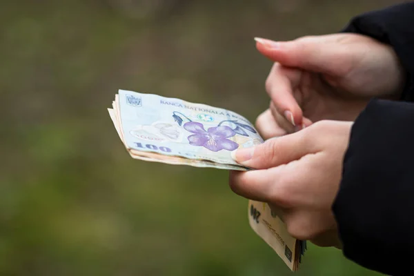 LEI banknotlarının detaylarına özen göster. Rumen LEI banknotları saymak veya vermek. Dünya para kavramı, enflasyon ve ekonomi kavramı