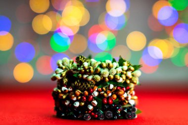 Dekorasyon ve bokeh ligths arkaplanlı Noel konsepti