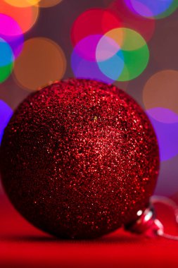 Dekorasyon ve bokeh ligths arkaplanlı Noel konsepti