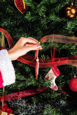 Noel ağacı süslemek, köknar dallarına Noel süslemeleri yapmak. Noel süslemeleri.