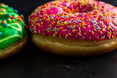 Şekerli donutlar izole edilmiş. Renkli donutları kapat.