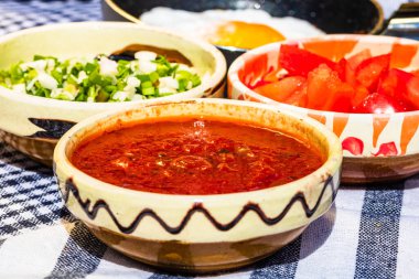 Çeşitli salata malzemeleri, domates sosu, lezzetli kızarmış yumurta ve sağlıklı kahvaltı için çiğ sebze.