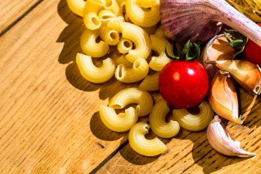 Tahta masadaki İtalyan yemek malzemeleri. Yemek pişirme konsepti