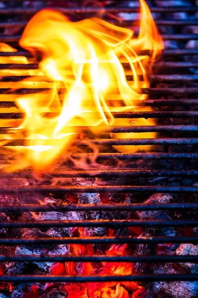 Leerer Heißer Holzkohlegrill Mit Heller Flamme — Stockfoto