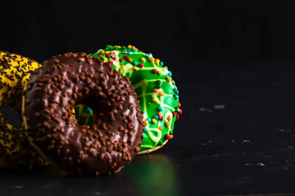 Donuts Vitrificados Com Polvilhas Isoladas Close Donuts Coloridos — Fotografia de Stock