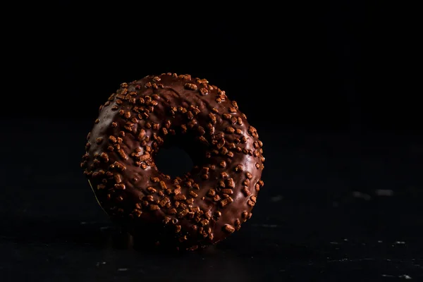 Donut Chocolate Com Lascas Chocolate Isoladas Close Delicioso Donut — Fotografia de Stock