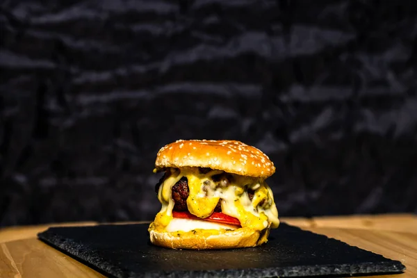 Detalhe Cheeseburger Carne Fresca Saborosa Com Queijo Derretido Isolado Fundo — Fotografia de Stock