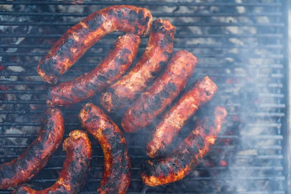 Grilování Klobás Grilu Lahodné Klobásy Grilu Dřevěném Uhlí — Stock fotografie