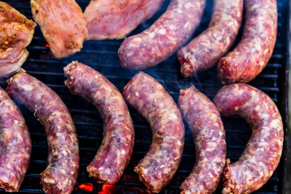 Griller Les Saucisses Les Côtelettes Porc Sur Barbecue Barbecue Dans — Photo