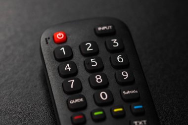 Seçici odak, TV uzaktan kumanda düğmelerinin detayları. Bükreş, Romanya, 2021.