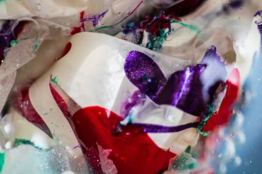 Su yüzeyinde yağ damlaları ve dalgaları olan soyut renkli arkaplan. Soyut arkaplan kavramı