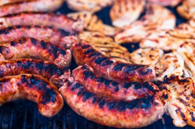 Izgara sosis ve ızgarada domuz pirzolası. Bahçede mangal partisi.