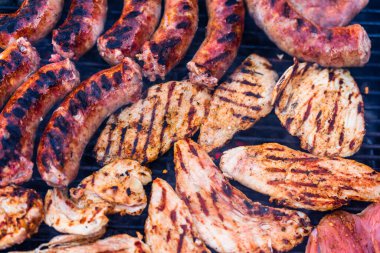 Izgara sosis ve ızgarada domuz pirzolası. Bahçede mangal partisi.