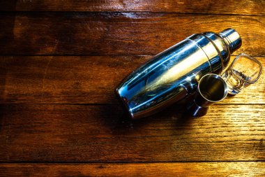 Bar ustensilleri, içki konsepti. Tahta üzerinde kokteyl aksesuarları..