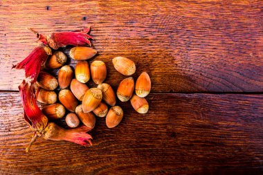 Tahta masada taze, olgun kırmızı fındıklar.