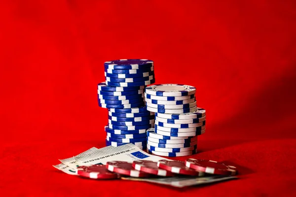 Tumpukan Chip Poker Dengan Uang Latar Belakang Merah Mata Uang — Stok Foto