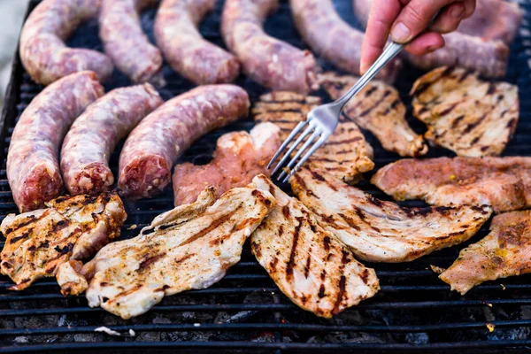 在烤肉架上烤香肠和猪排 花园里的烤肉 — 图库照片