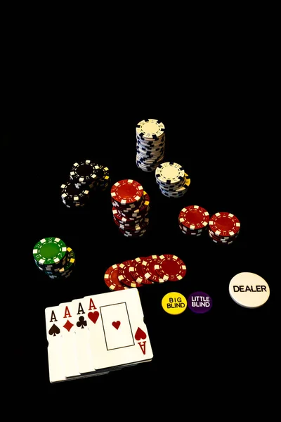 Pilha Fichas Poker Cartões Poker Fundo Preto — Fotografia de Stock