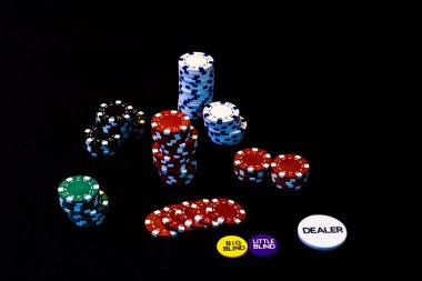 Siyah arkaplanda poker çipleri yığını