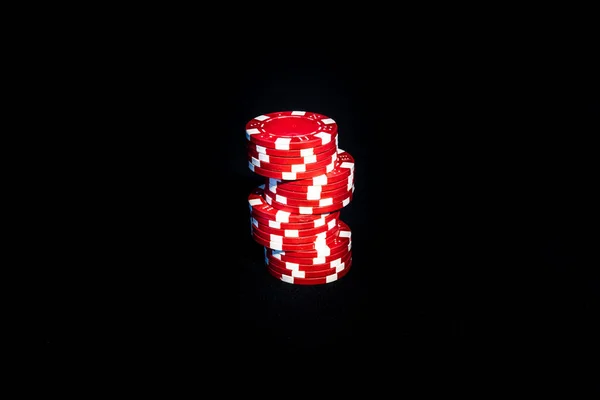 黑色背景的扑克碎片堆栈 — 图库照片