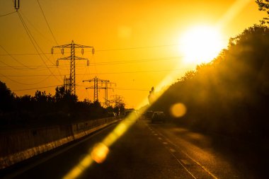Trafiğin en yoğun olduğu saatte. Bükreş, Romanya, 2021 'de trafik sıkışıklığı, gün batımında yola çıkan arabalar