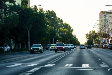 Trafiğin en yoğun olduğu saatte. Bükreş, Romanya, 2021 'de trafik sıkışıklığı, gün batımında yola çıkan arabalar