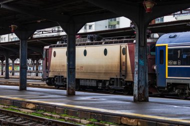 Coronavirus COVID-19 virüsünün neden olduğu değişiklikler ve komplikasyonlar, kalabalık olmayan dünya, boş tren platformu. Bükreş, Romanya, 2020 'deki Kuzey Tren İstasyonu' nda ne bir yolcu ne de bir yolcu var.