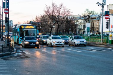 Şehrin şehir merkezinde trafik sıkışıklığında araba trafiği. Romanya 'nın başkenti Bükreş' te sabah akşam araba kirliliği ve trafik sıkışıklığı, 2021
