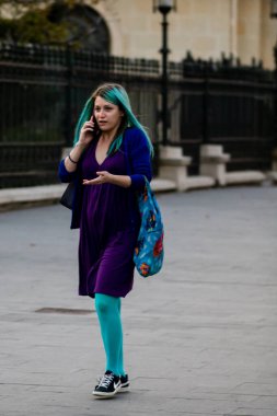 Romanya 'nın Bükreş ilçesinde 2021 yılında insanlar taşınıyor ve yayalar yürüyor