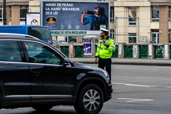 Romanya Nın Bükreş Şehir Merkezinde Yoğun Saatlerde Trafiği Polis Memuru — Stok fotoğraf