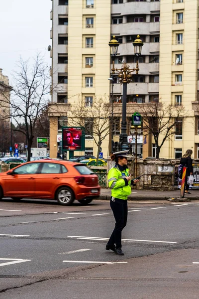 Polisagent Vid Rumäniens Trafikpolis Politia Rutiera Som Leder Trafiken Rusningstid — Stockfoto