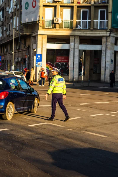 Agente Policía Policía Tráfico Rumana Politia Rutiera Dirigiendo Tráfico Durante —  Fotos de Stock