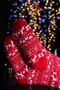 Kışın bacakları Bulanık ışıklarda Noel çorapları