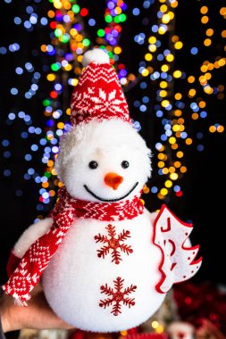 Bokeh lambalarına karşı Noel süslemesi yapmak