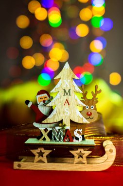 Dekorasyon ve bokeh ligths arkaplanlı Noel konsepti