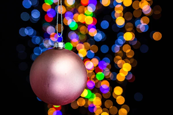 Tenendo Decorazione Natale Contro Bokeh Luci Sfondo — Foto Stock