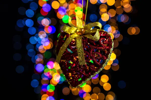 Segurando Decoração Natal Contra Bokeh Luzes Fundo — Fotografia de Stock