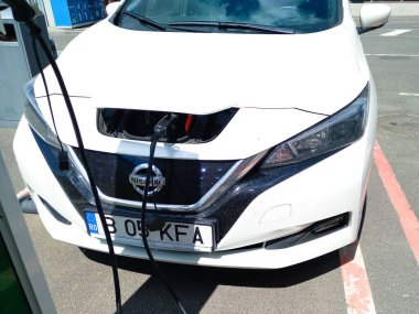 Romanya 'nın Bükreş kenti 2021' de Nissan Leaf ile bağlantılı elektrikli otomobil şarj noktası