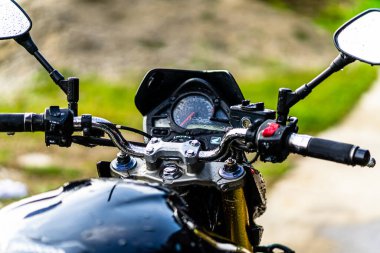 Siyah motosikletin ayrıntıları. Honda Hornet motosiklet detay fotoğrafı Bükreş, Romanya, 2021