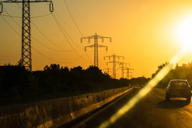 Trafiğin en yoğun olduğu saatte. Bükreş, Romanya, 2021 'de trafik sıkışıklığı, gün batımında yola çıkan arabalar